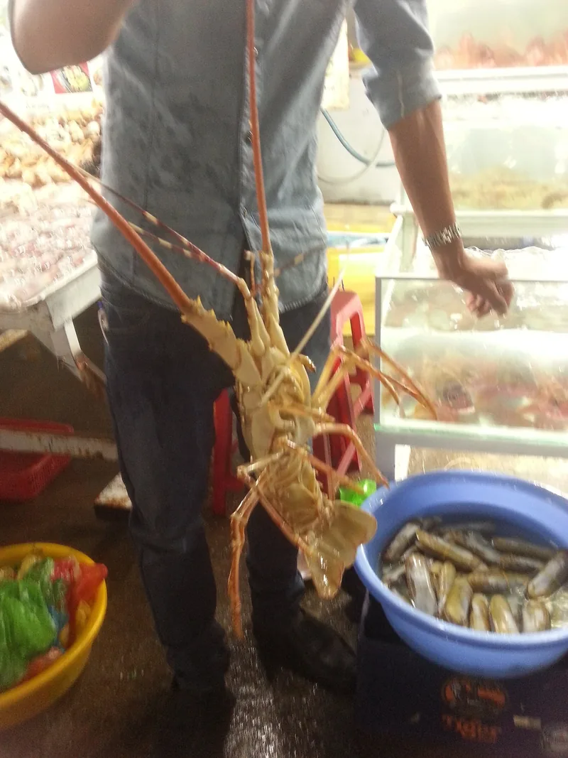 Quầy hải sản nướng ở một khu phố đêm trên đảo