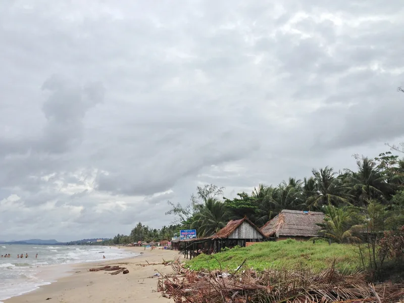 Bãi biển bờ tây Phú Quốc mùa khô, nước trong, trời xanh và hàng dừa ven bờ