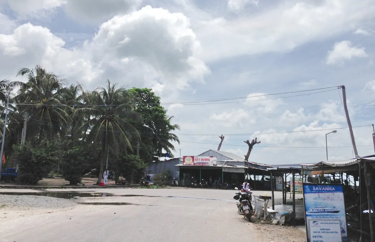 Tàu cao tốc chở khách cập cảng Bãi Vòng ở bờ đông đảo Phú Quốc