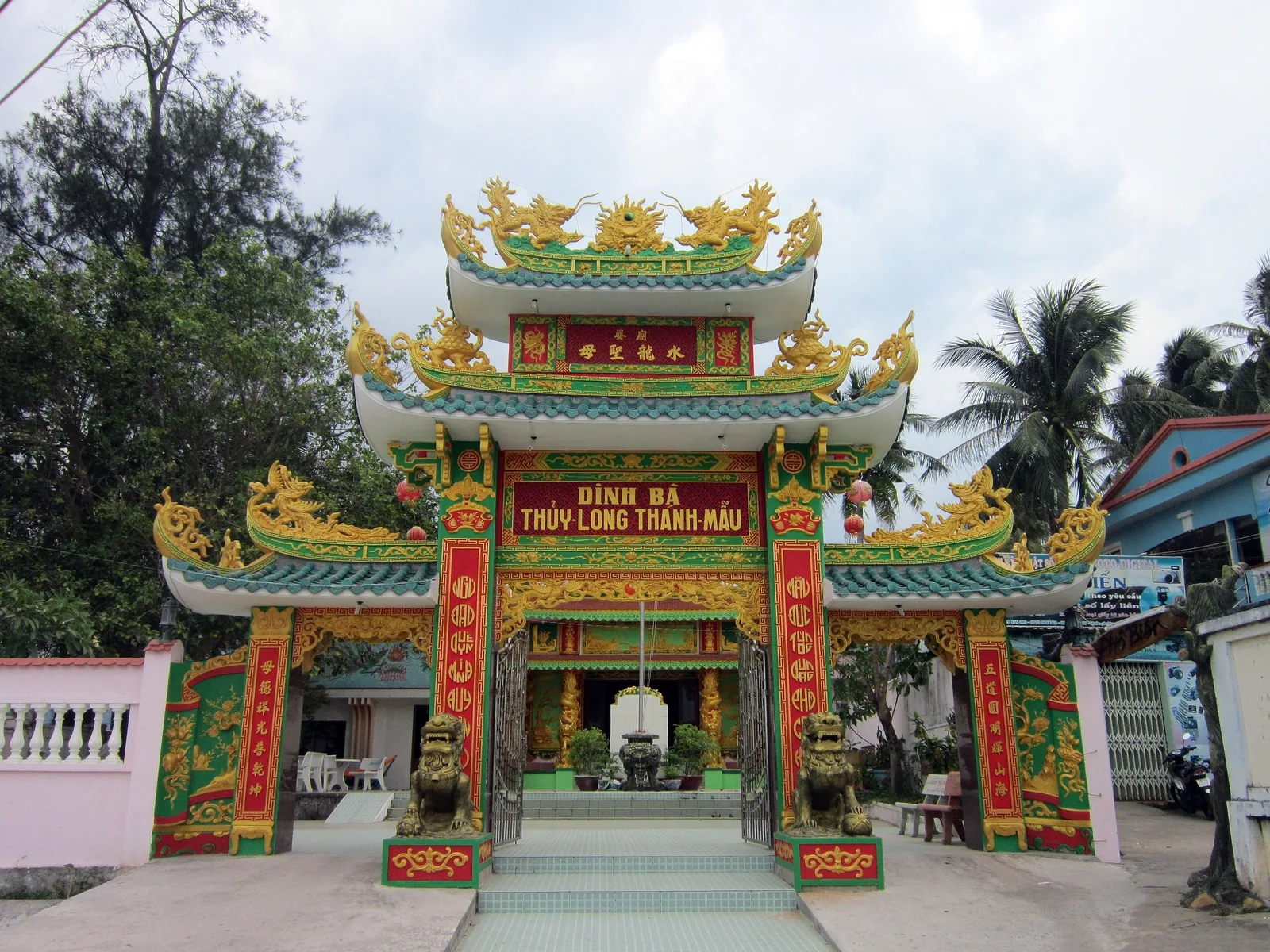 Dinh Cậu mái ngói đỏ trên mỏm đá ở cửa sông Dương Đông, Phú Quốc