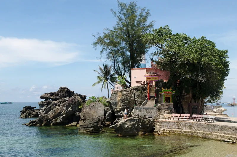 Dinh Cậu trên ghềnh đá cửa sông Dương Đông nhìn từ bãi biển