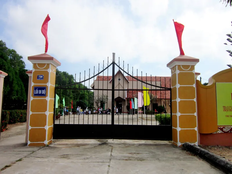 Cổng trại và chòi canh bằng gỗ ở khu di tích nhà tù tại An Thới