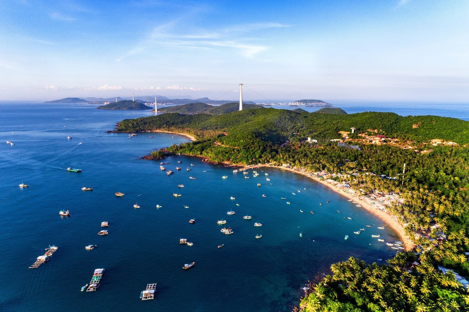 Bờ biển phía tây đảo Phú Quốc nhìn từ trên cao lúc chiều