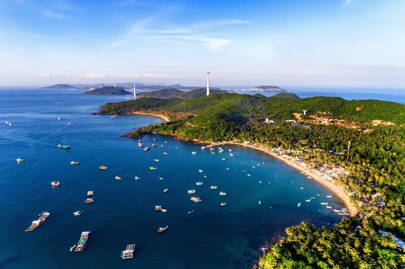 Bờ biển phía tây đảo Phú Quốc nhìn từ trên cao lúc chiều
