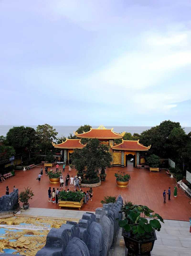 Chùa Hộ Quốc nhìn ra biển bờ đông