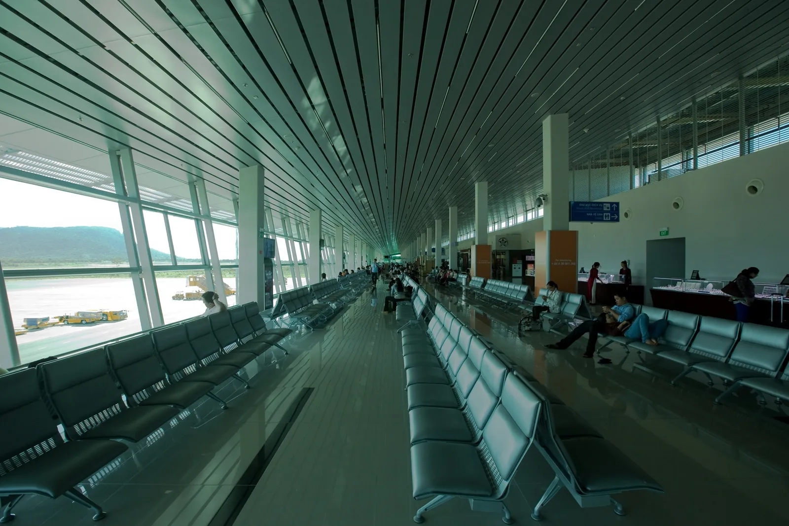 Hành khách quốc tế kéo vali trong sảnh đến của sân bay quốc tế Phú Quốc