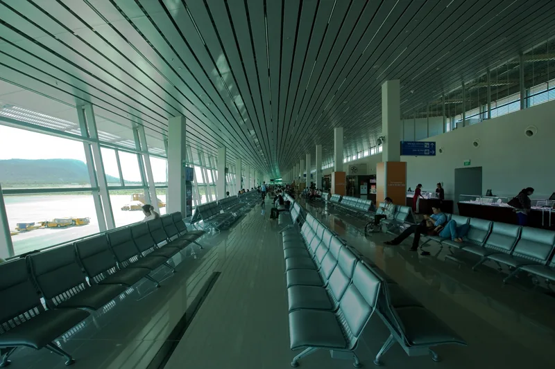 Hành khách quốc tế kéo vali trong sảnh đến của sân bay quốc tế Phú Quốc